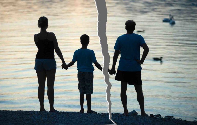 Bild von Familie Hand in Hand zerissen