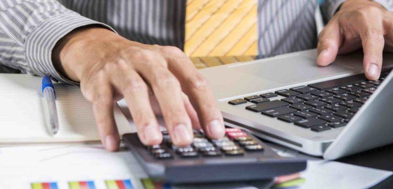Männerhand Taschenrechner Computer Unterlagen