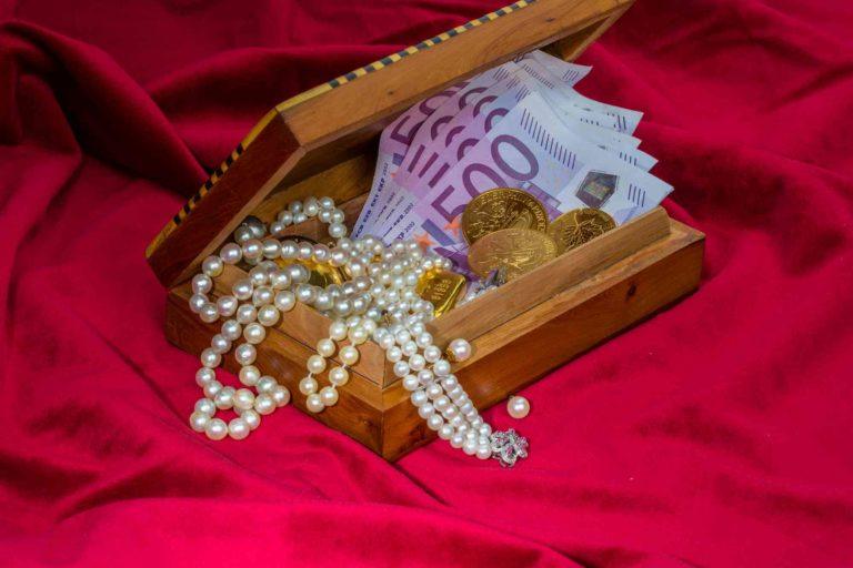 Schatzkiste mit Geld und Schmuck